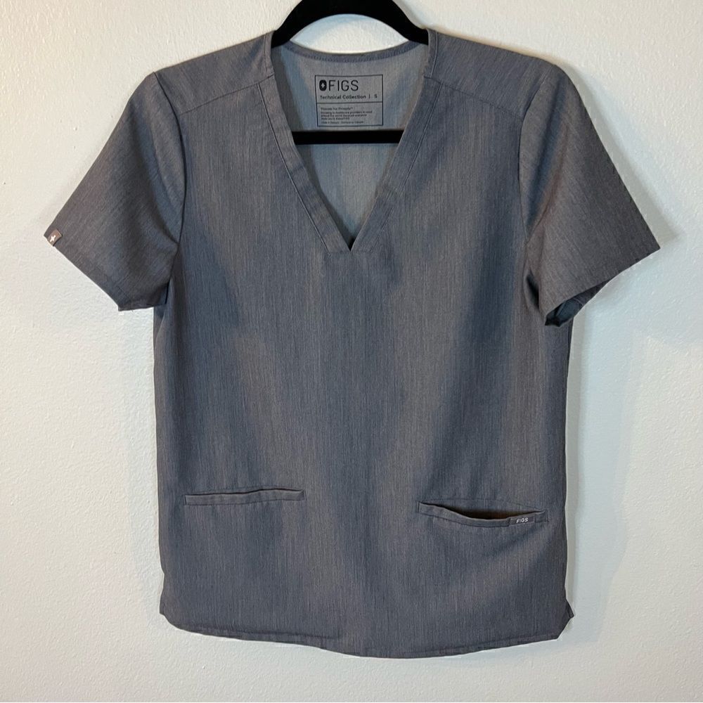Figs Women's Casma Three-Pocket Scrub Top Size Small gray short sleeve v-neck